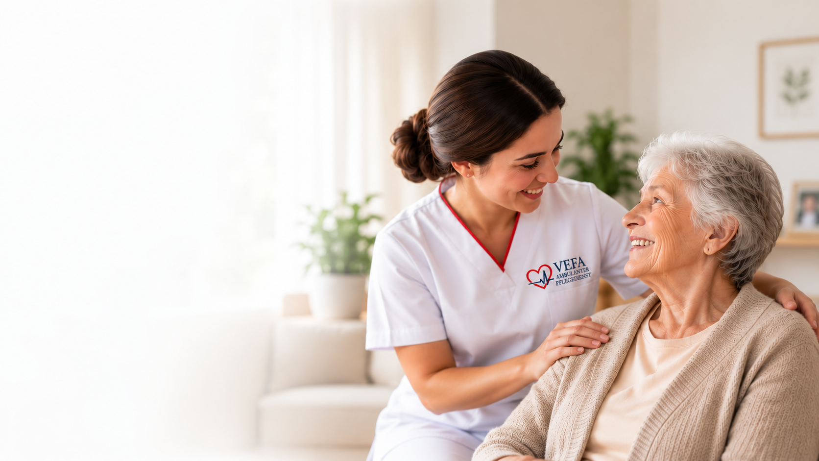 VEFA Pflegekraft mit Seniorin